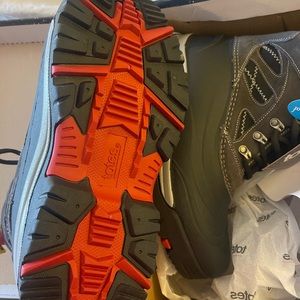 Brand new in Box men’s size 11 Totes insulated waterproof snow boots